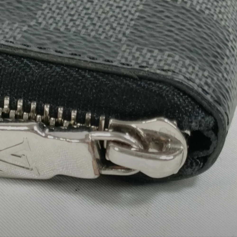 Louis Vuitton Damier Graphite Zippy Wallet/ Unisex